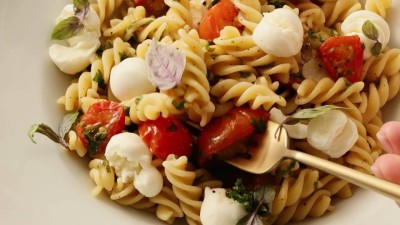 Paste picante cu roșii cherry și mozzarella